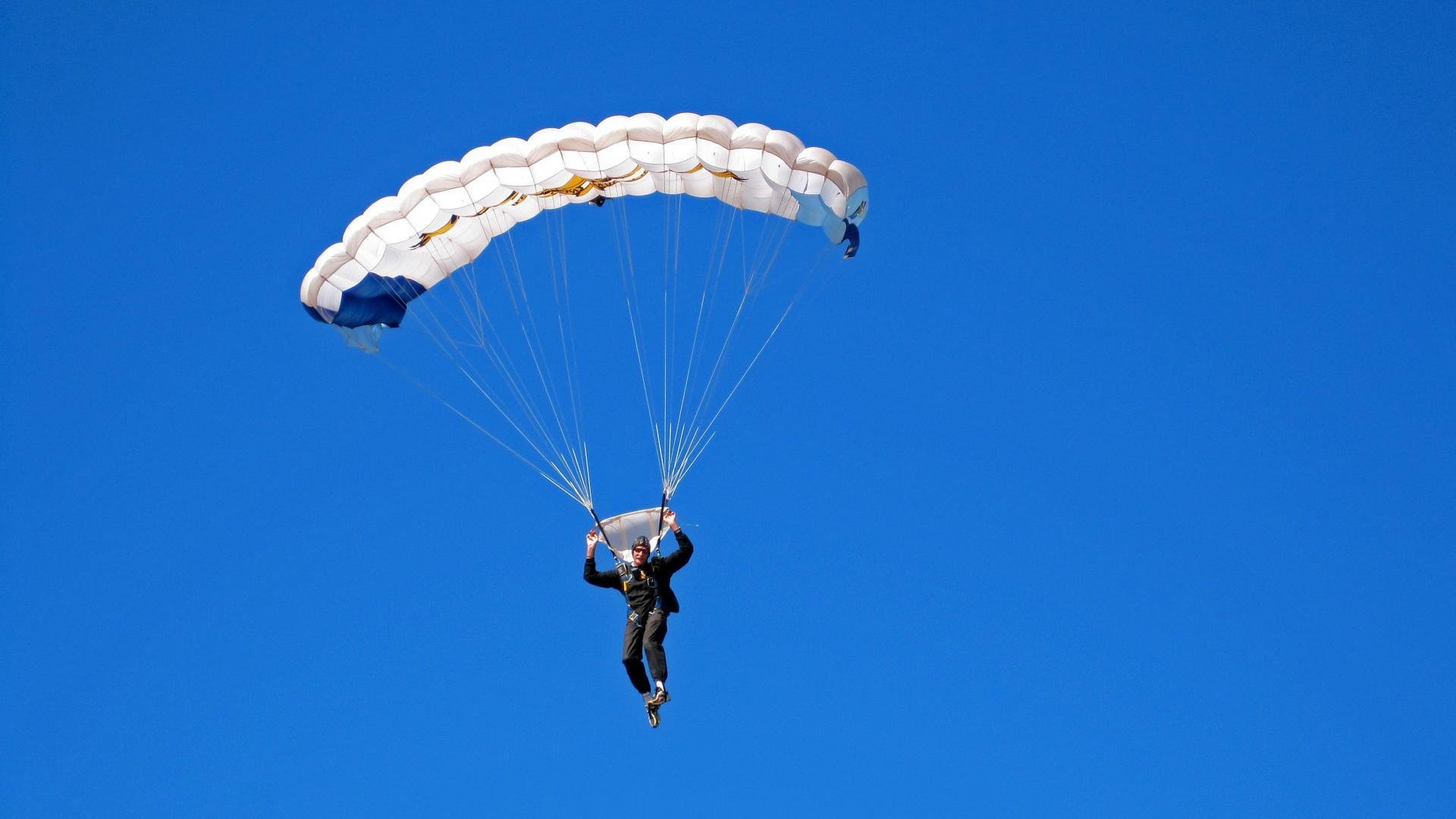 服务中小学体育课程创新成果传播平台建设，中小学体育课题的申报与研究